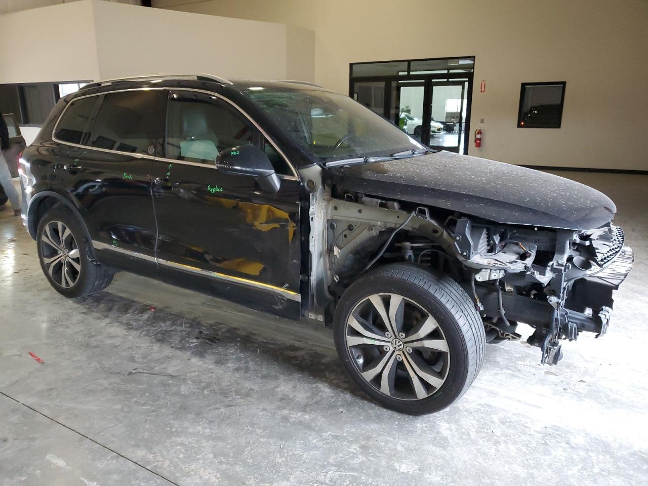2017 Volkswagen Touareg - Image 4