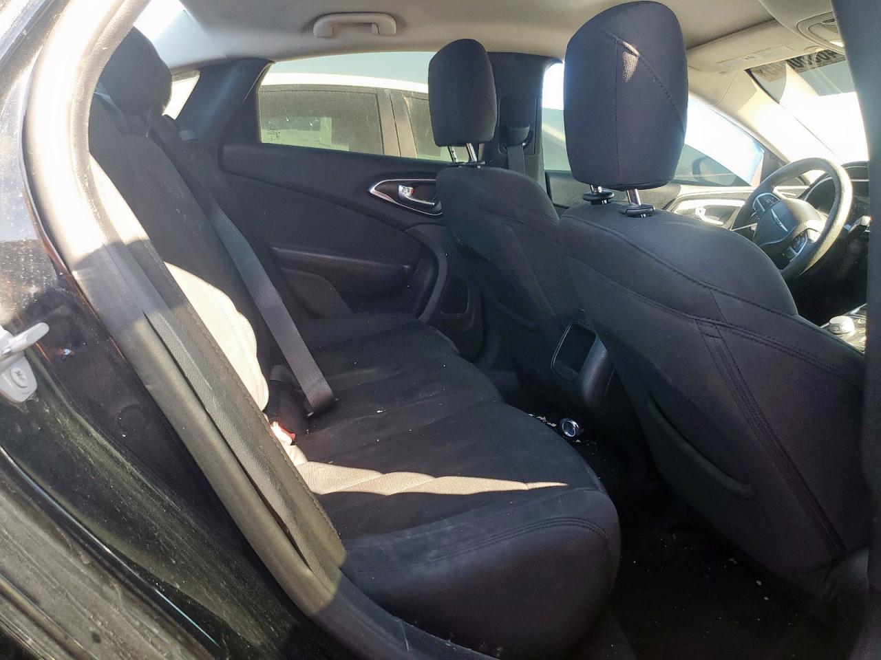 2016 Chrysler 200 - Image 10