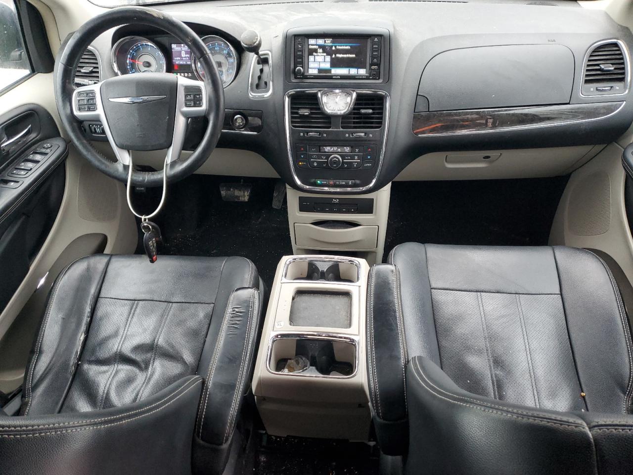 2013 Chrysler Town & Country - Image 8