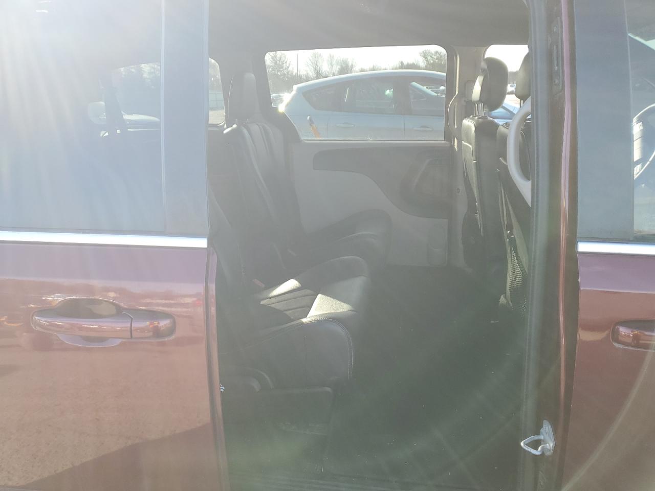 2017 Dodge Caravan - Image 11