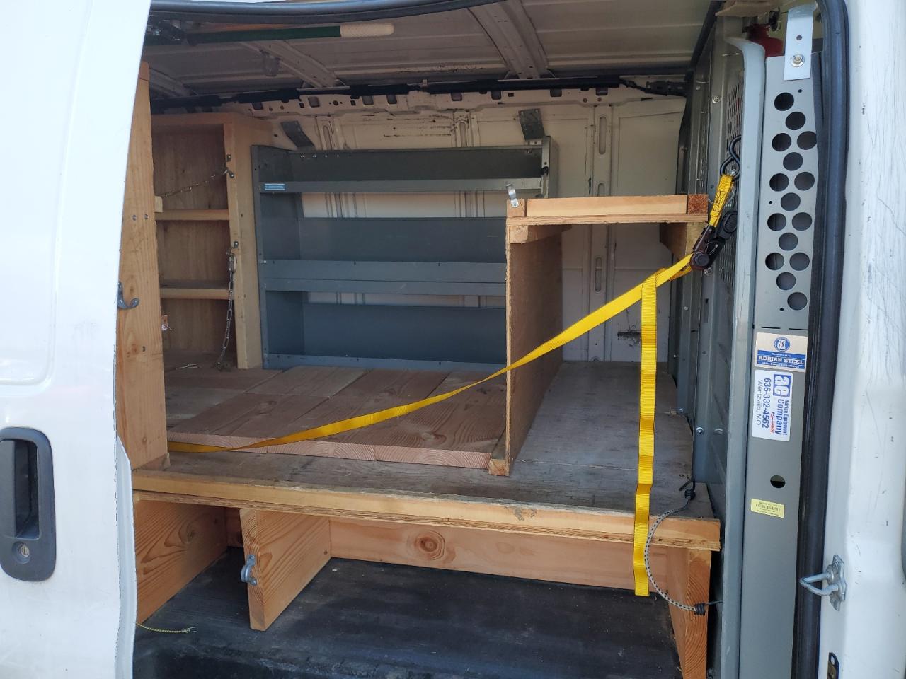2011 Chevrolet Express - Image 10