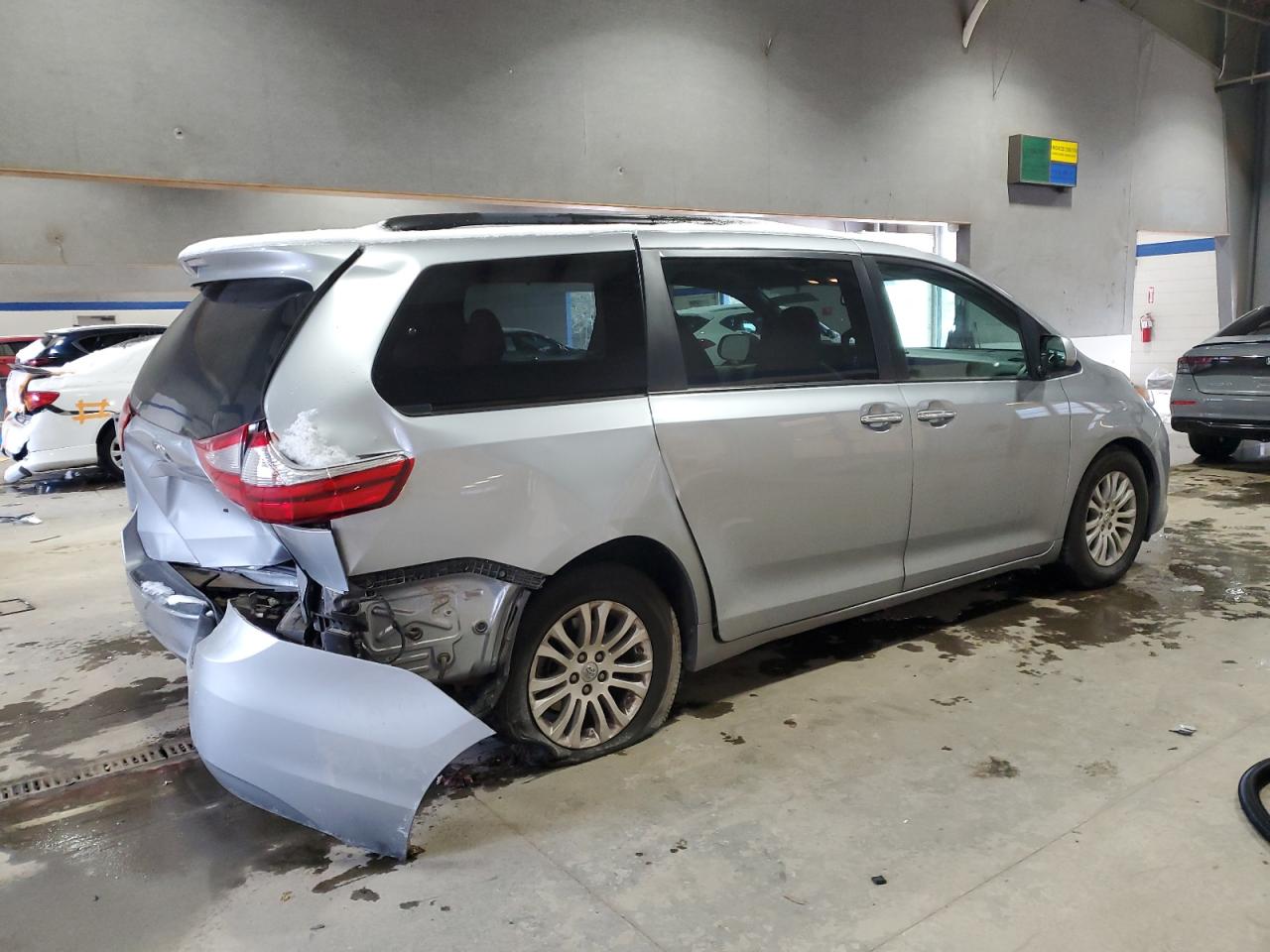 2017 Toyota Sienna - Image 3