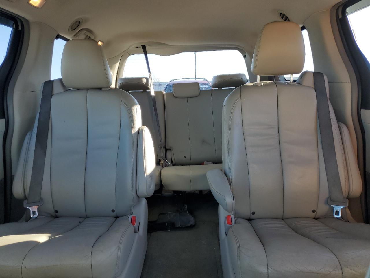 2013 Toyota Sienna - Image 10
