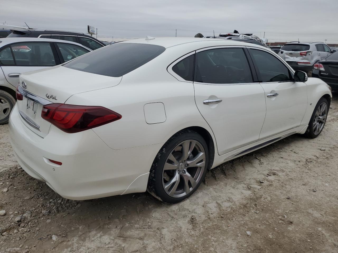 2018 Infiniti Q70 - Image 3
