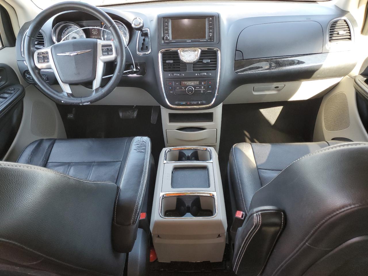 2014 Chrysler Town & Country - Image 8