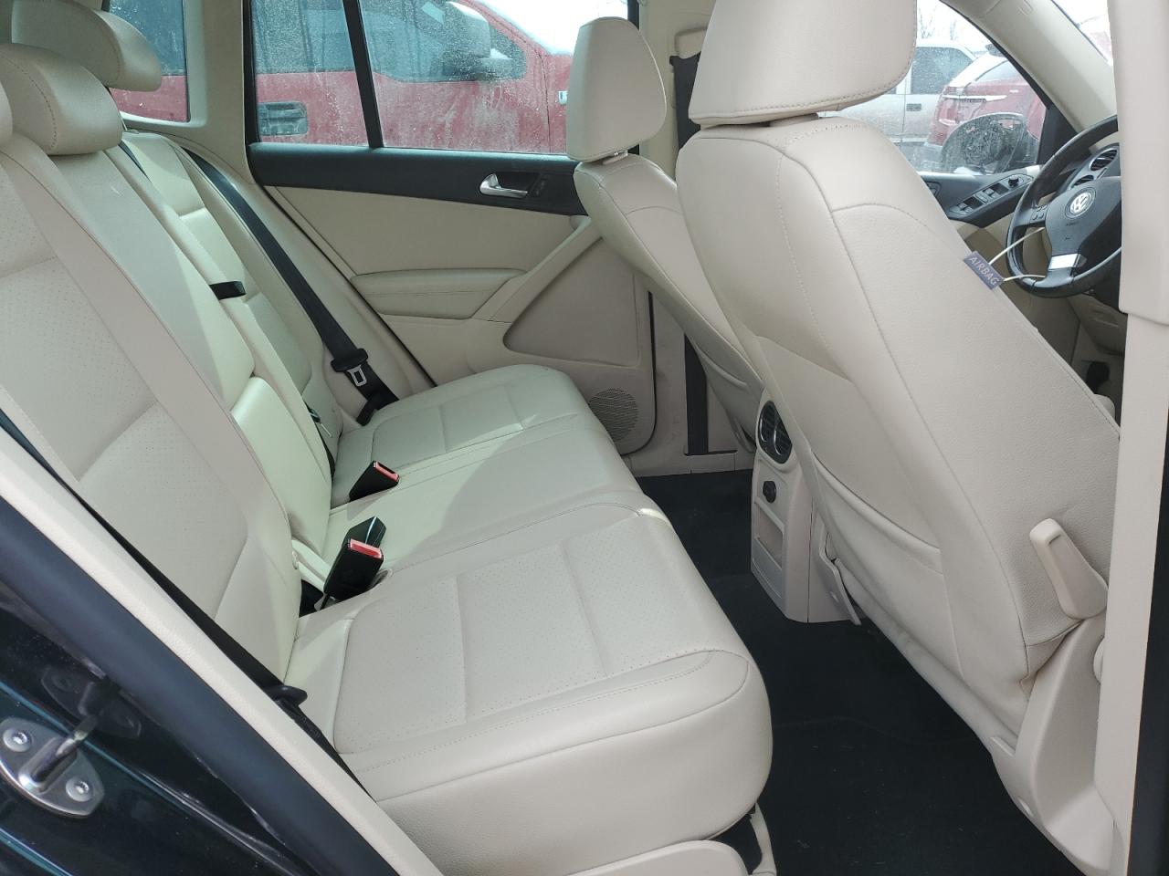 2010 Volkswagen Tiguan - Image 11