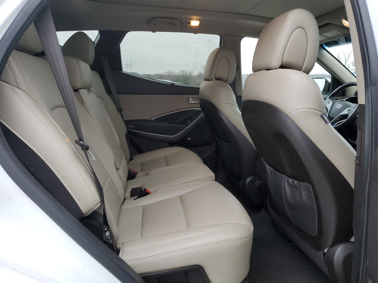 2016 Hyundai Santa Fe - Image 11