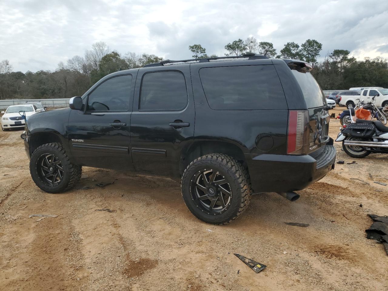 2010 GMC Yukon - Image 2