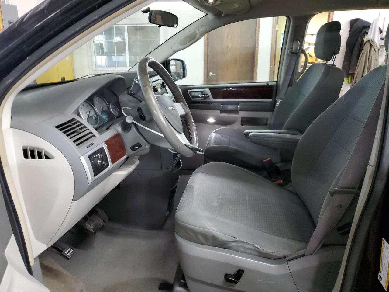 2010 Chrysler Town & Country - Image 7