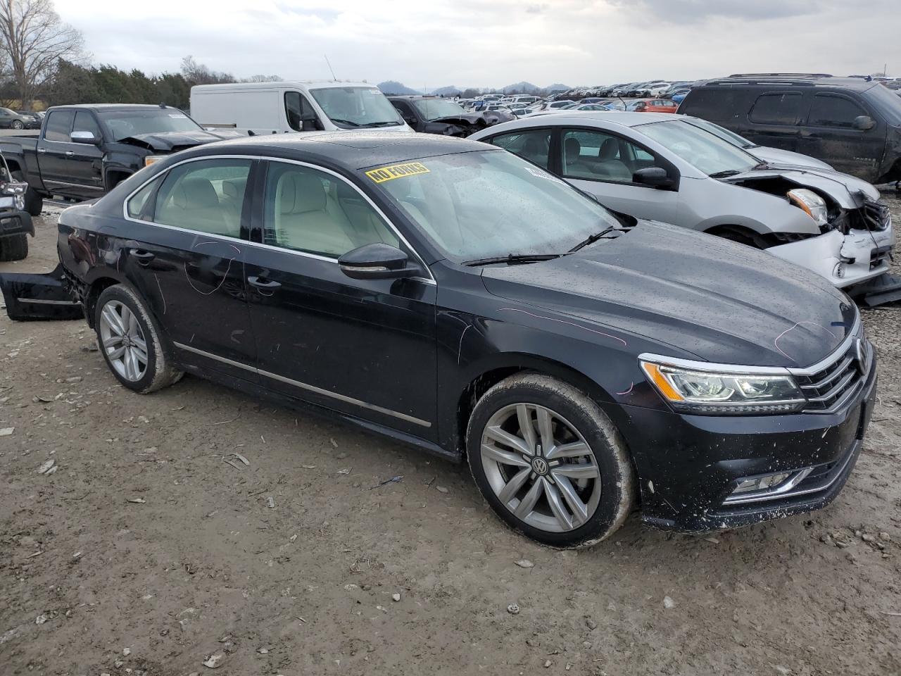 2017 Volkswagen Passat - Image 4