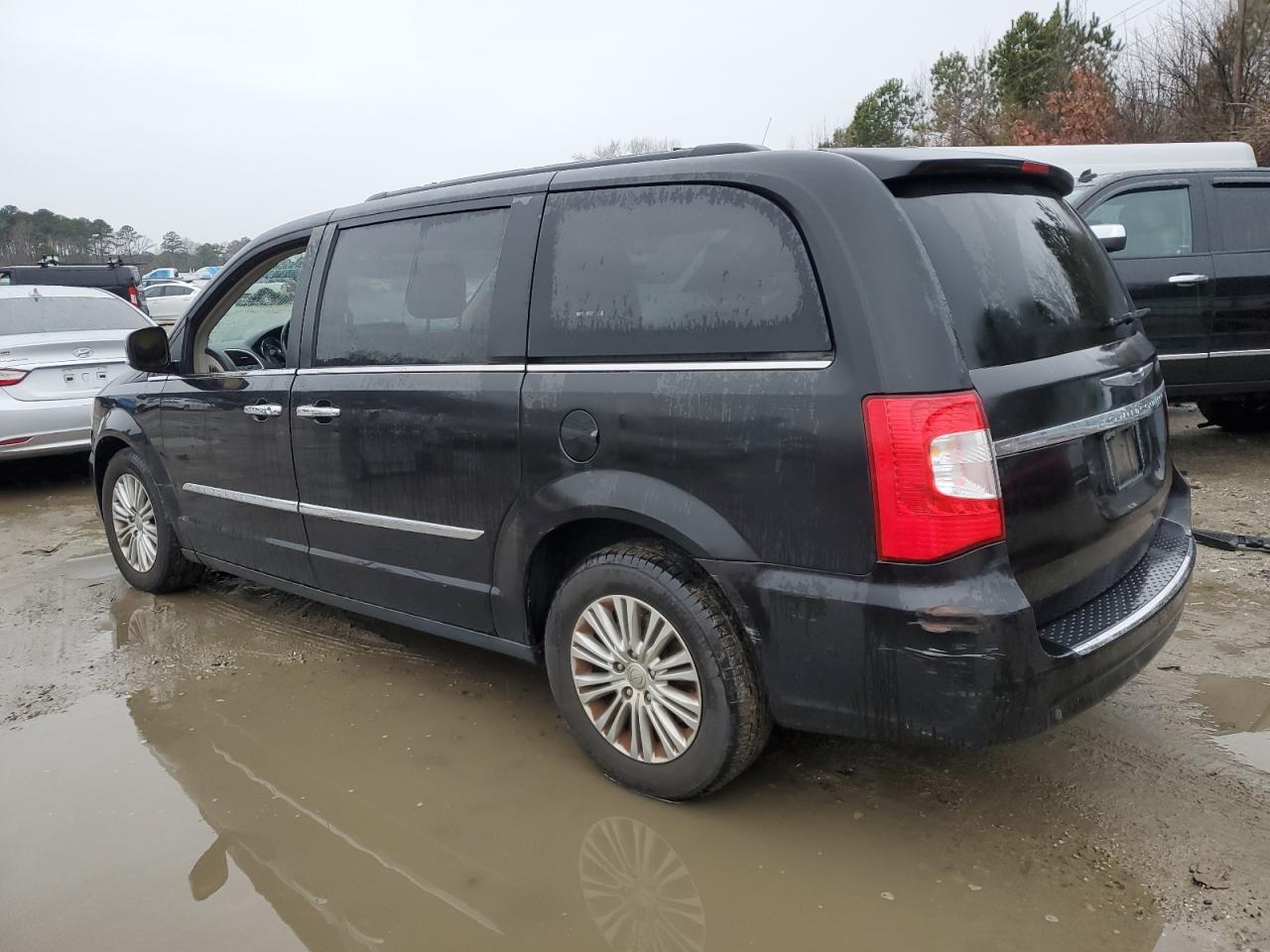 2016 Chrysler Town & Country - Image 2