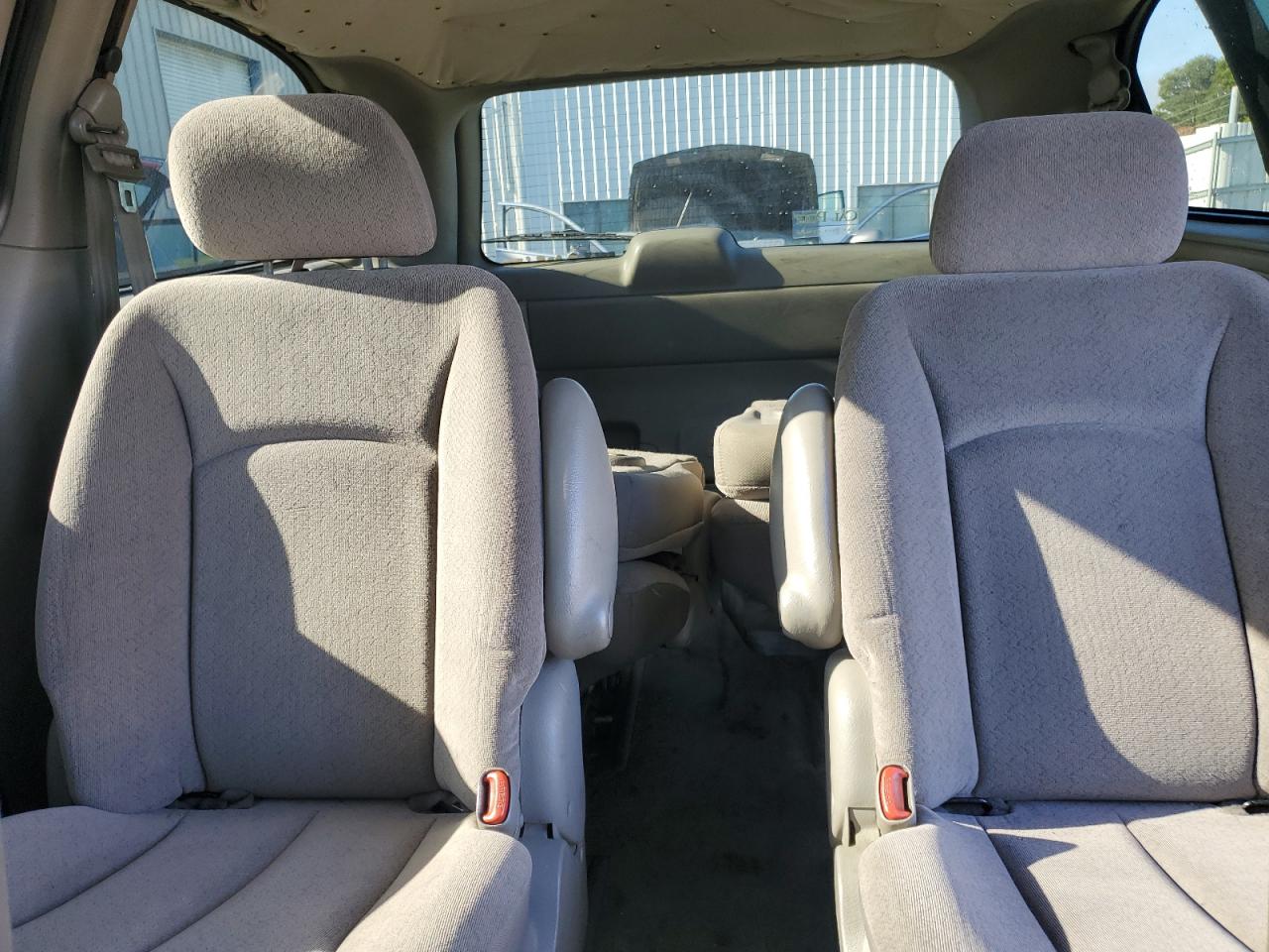 2002 Dodge Caravan - Image 10
