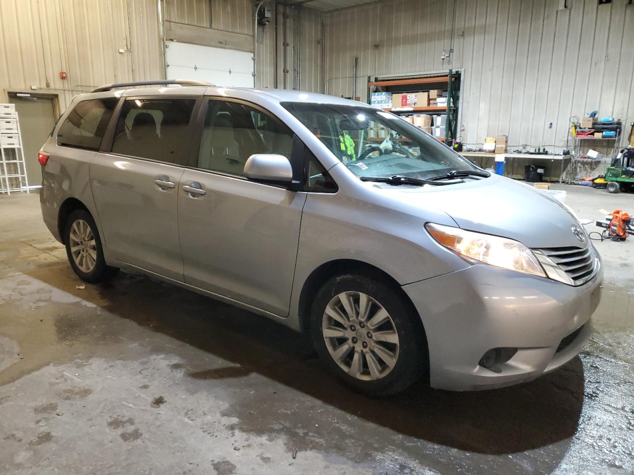 2015 Toyota Sienna - Image 4