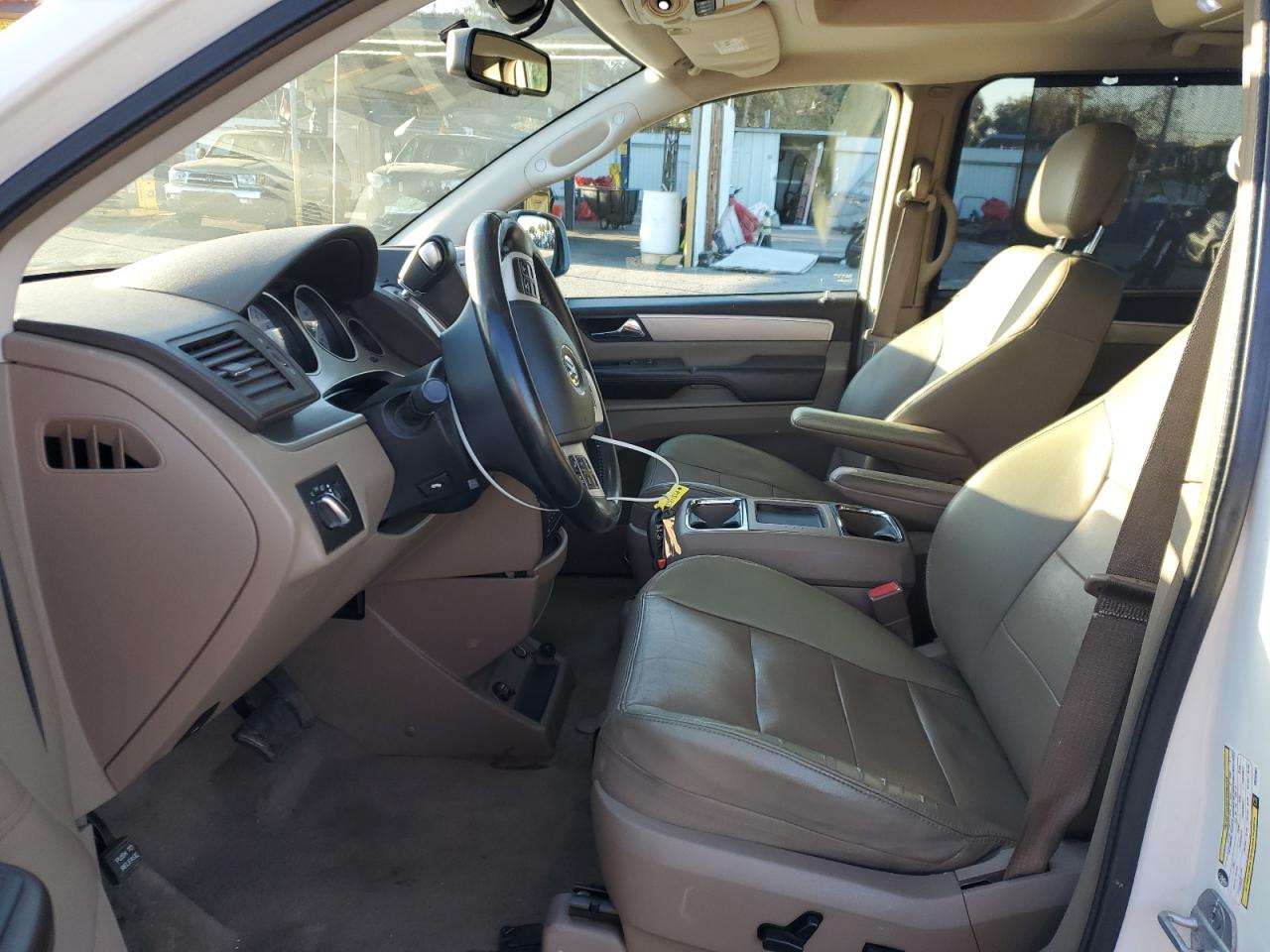 2012 Volkswagen Routan - Image 7