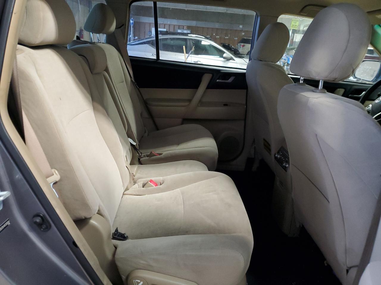 2012 Toyota Highlander - Image 11