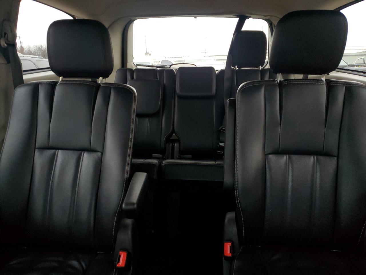 2014 Chrysler Town & Country - Image 10