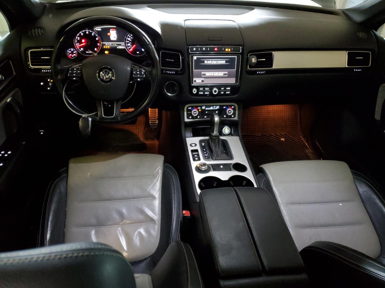 2017 Volkswagen Touareg - Image 8