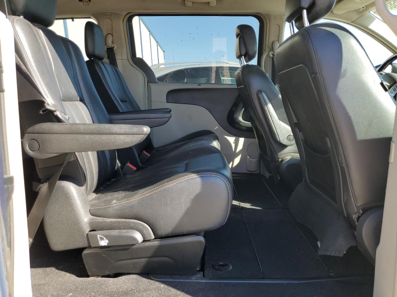 2011 Chrysler Town & Country - Image 11