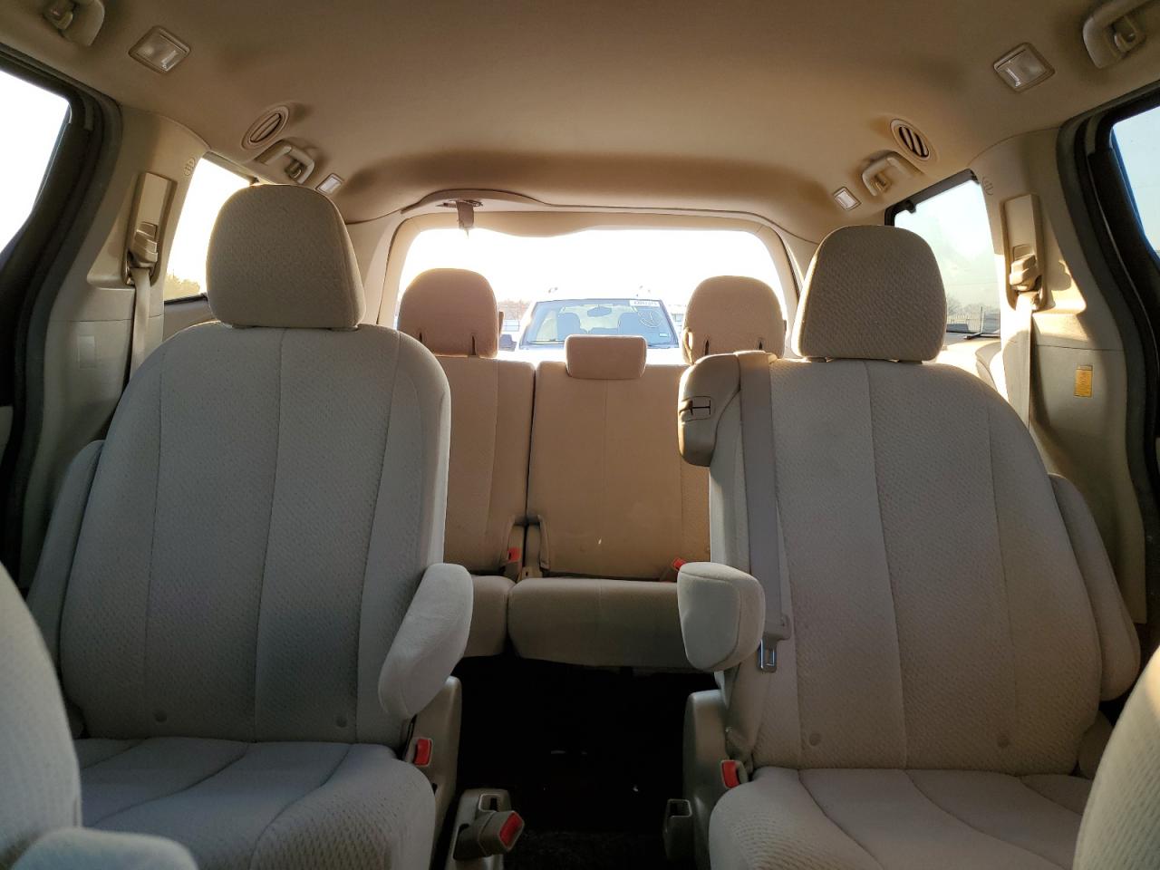 2011 Toyota Sienna - Image 10