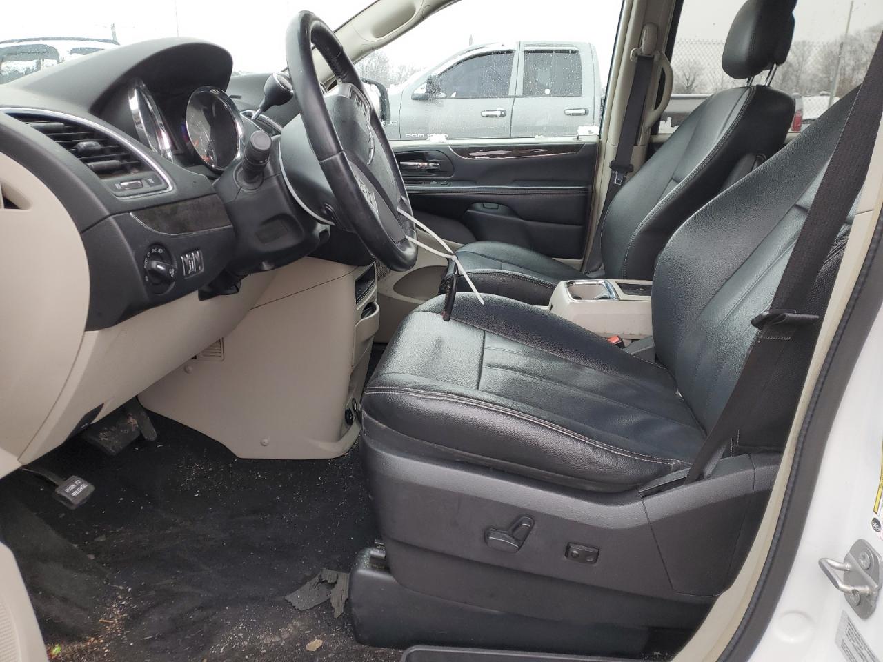 2016 Chrysler Town & Country - Image 7