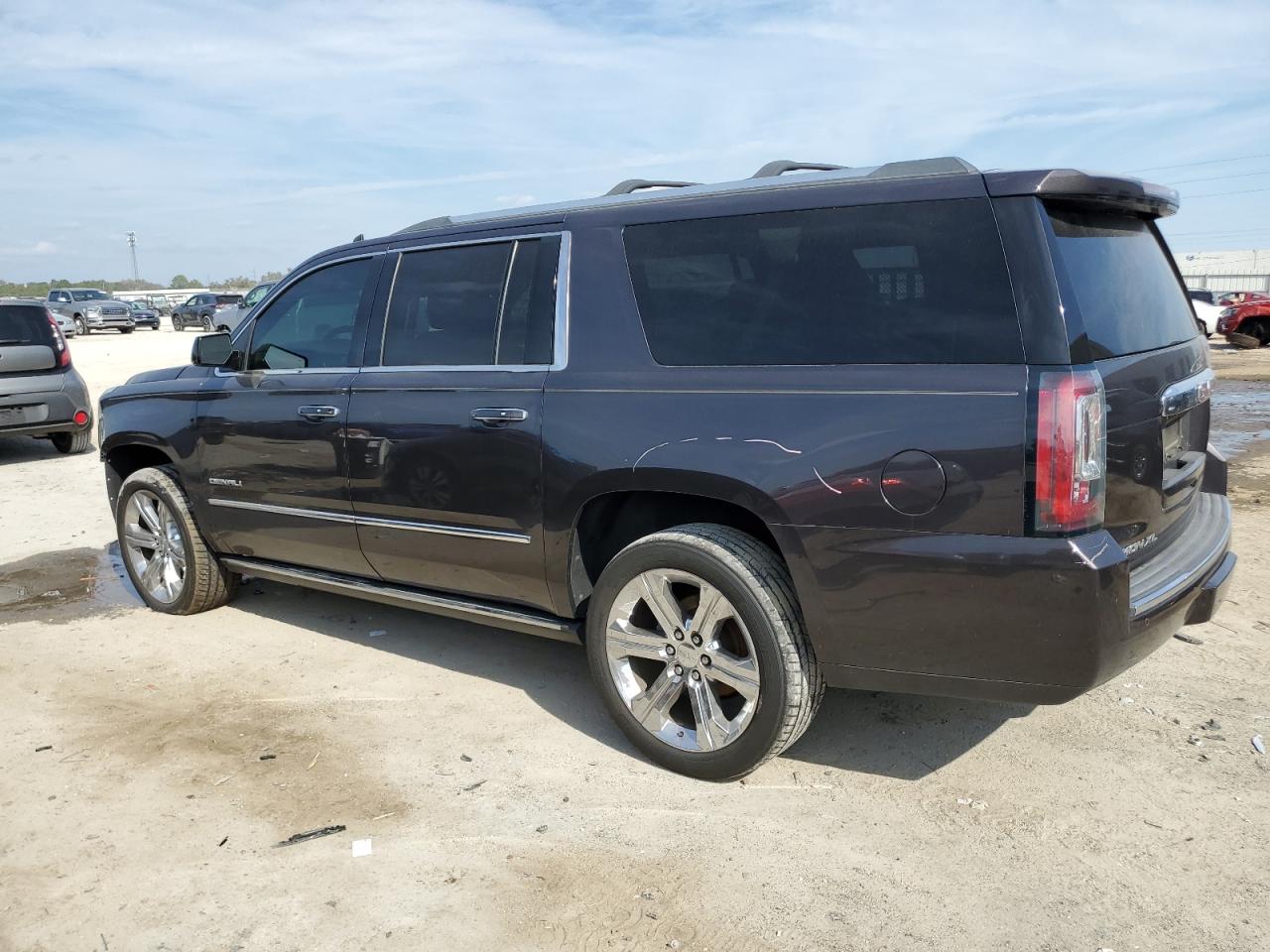 2017 GMC Yukon - Image 2
