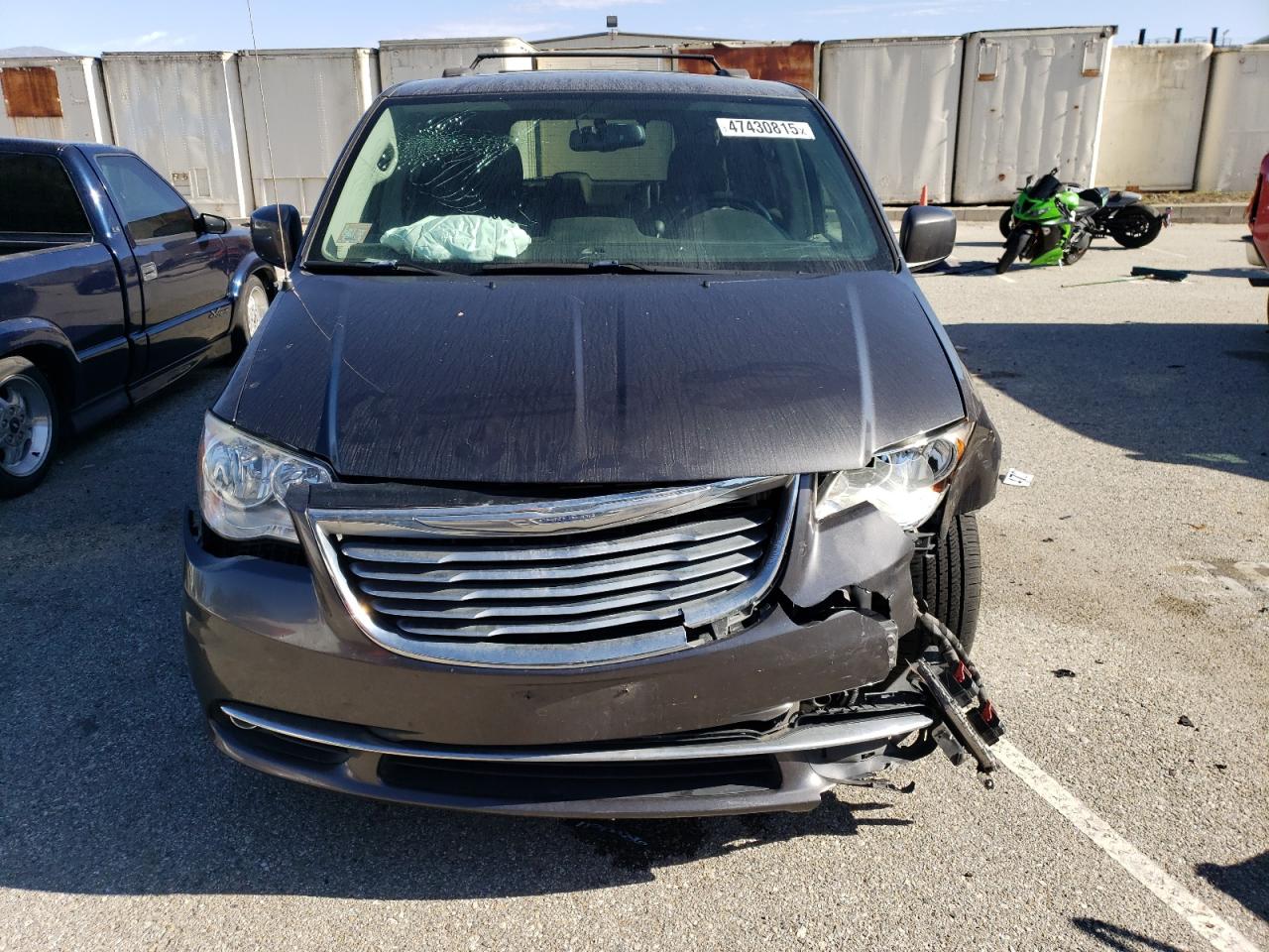 2016 Chrysler Town & Country - Image 5