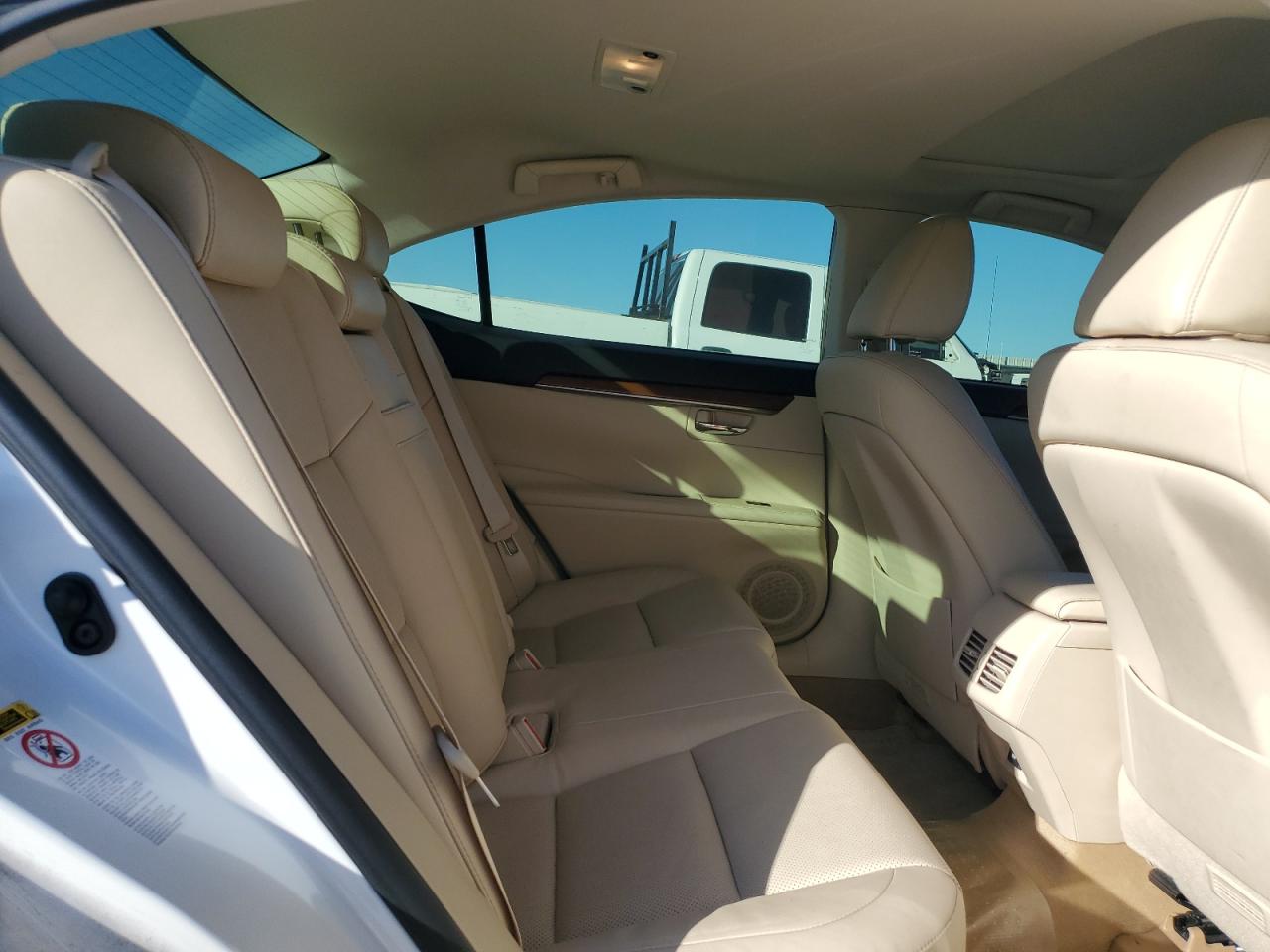 2015 Lexus ES - Image 10