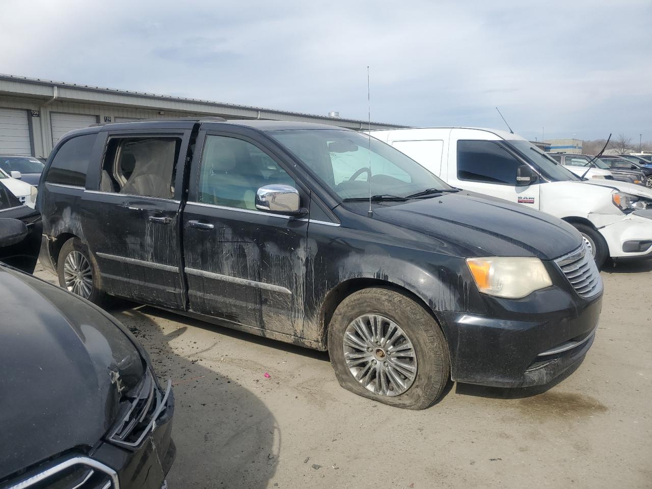 2013 Chrysler Town & Country - Image 4