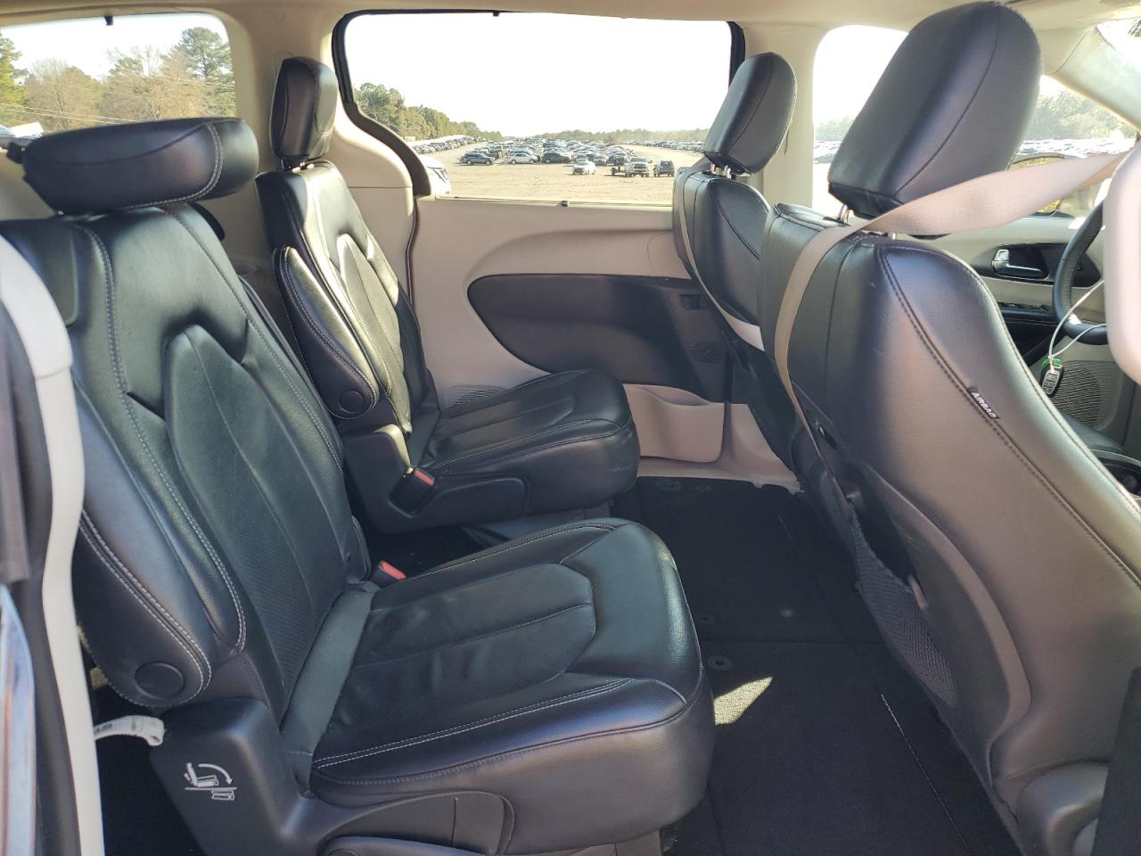 2022 Chrysler Pacifica - Image 11