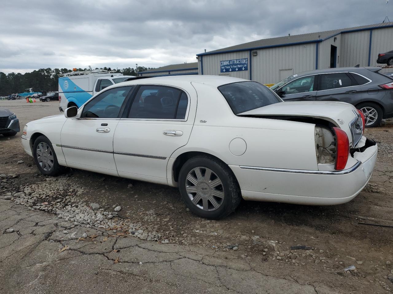 2003 Lincoln Town Car - Image 2
