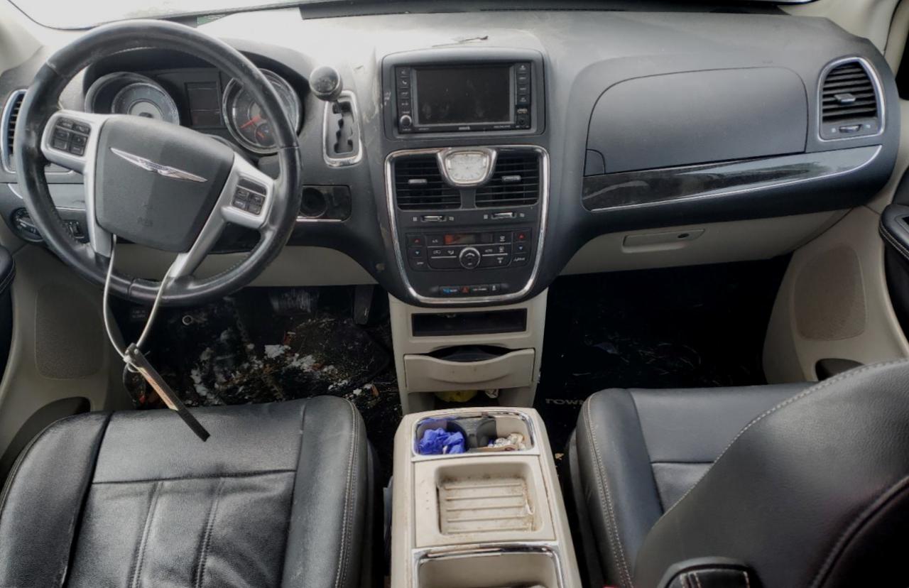 2013 Chrysler Town & Country - Image 8