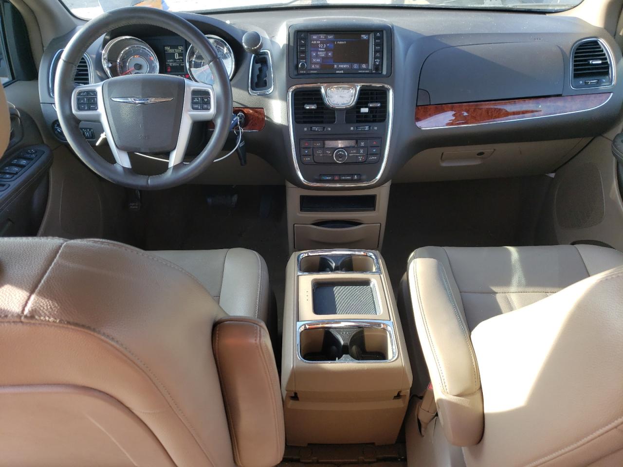 2016 Chrysler Town & Country - Image 8