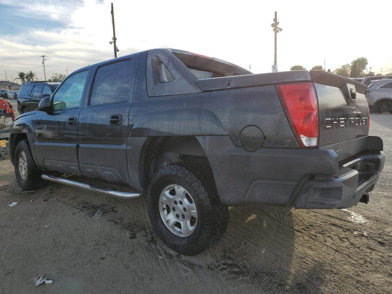 2005 Chevrolet Avalanche - Image 2