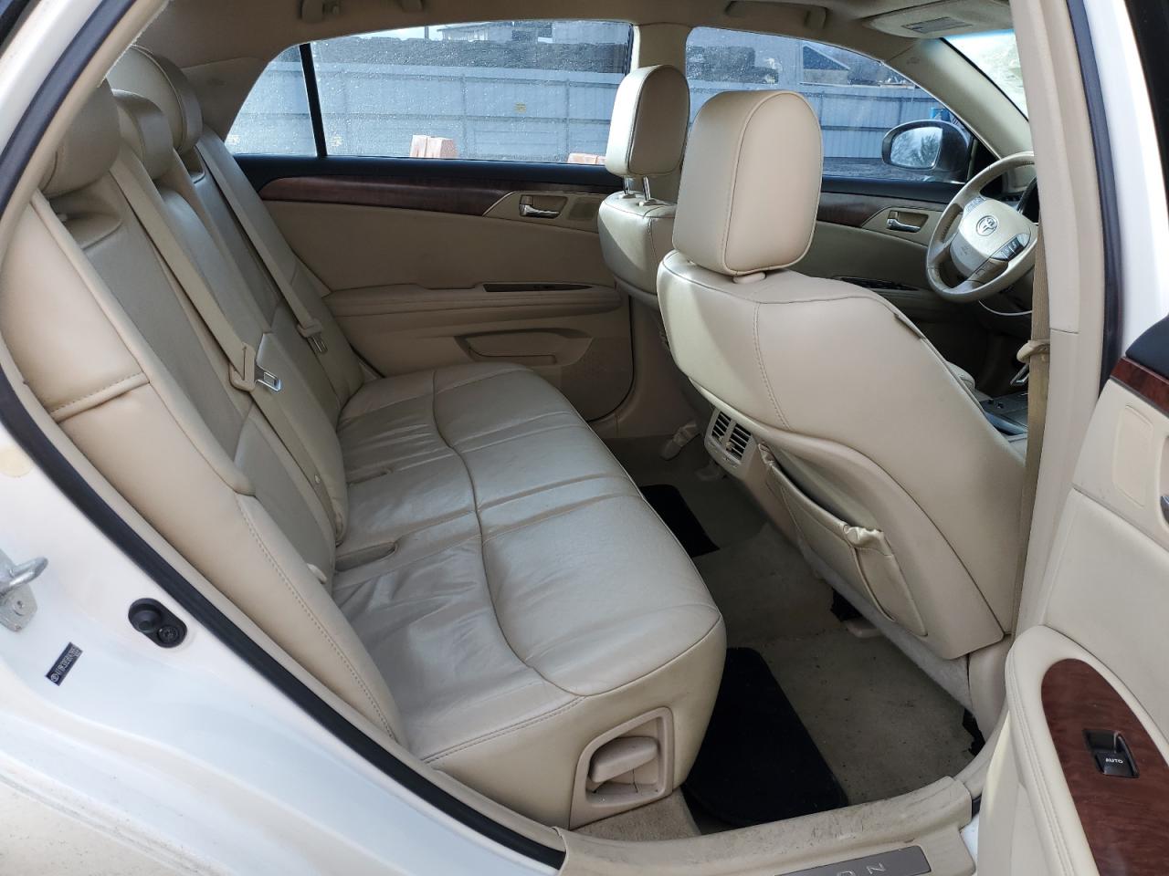 2011 Toyota Avalon - Image 10
