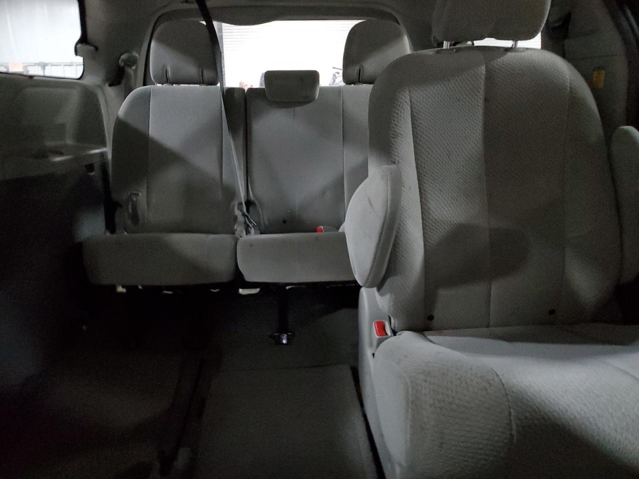 2012 Toyota Sienna - Image 10