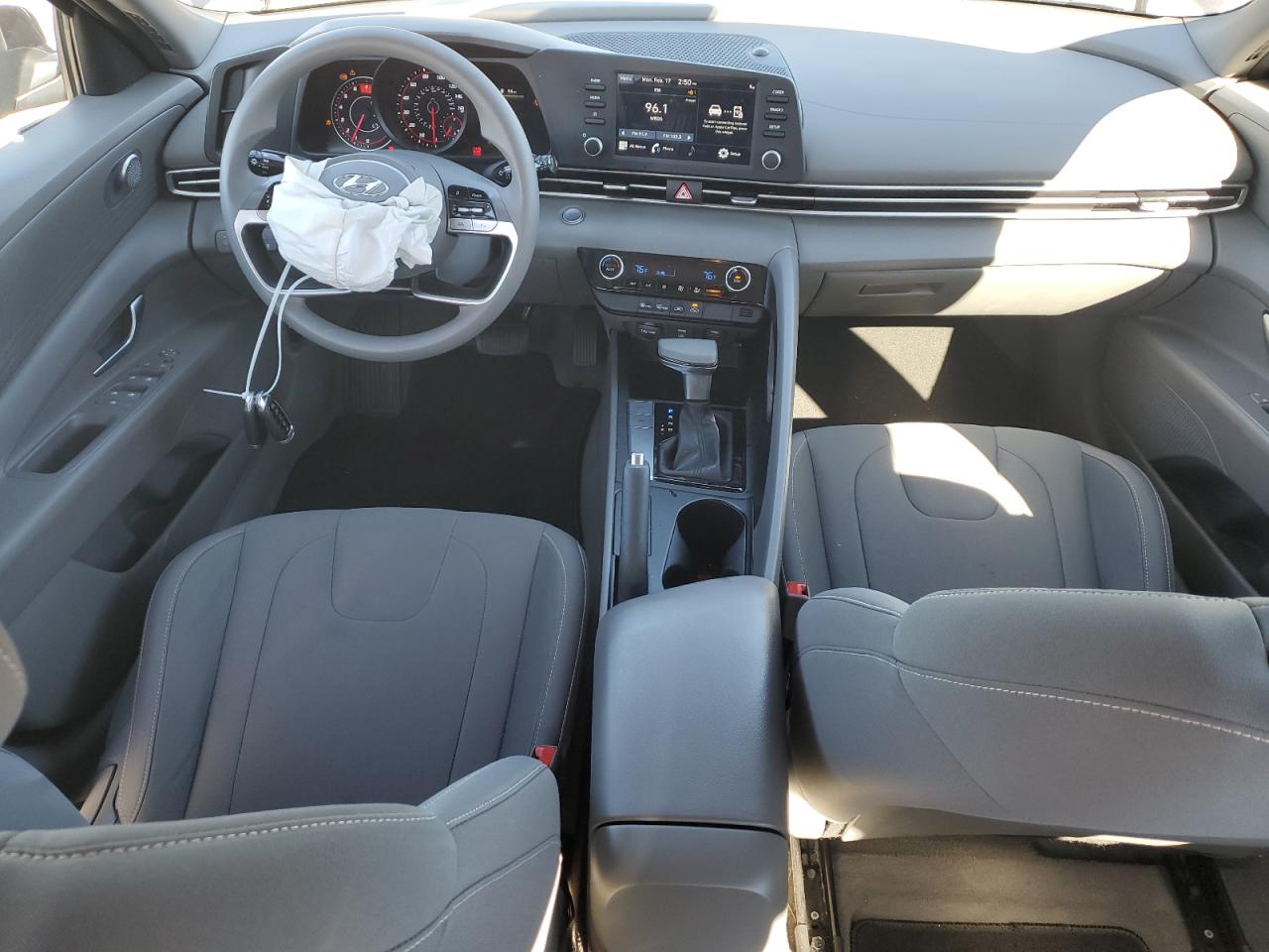 2022 Hyundai Elantra - Image 8