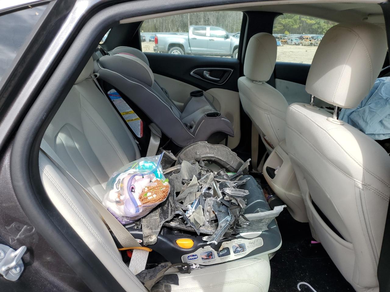 2016 Chrysler 200 - Image 10