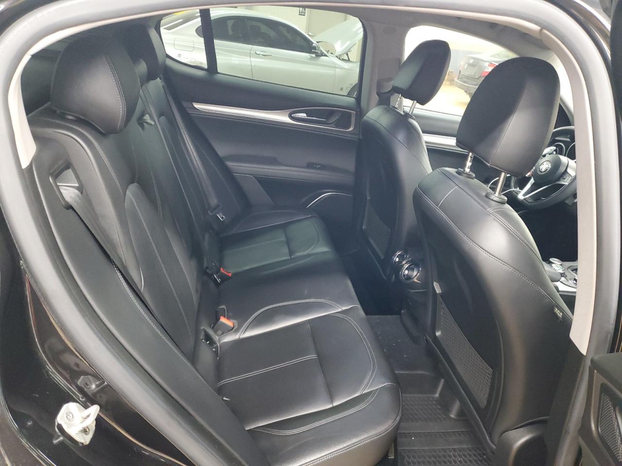 2018 Alfa Romeo Stelvio - Image 11