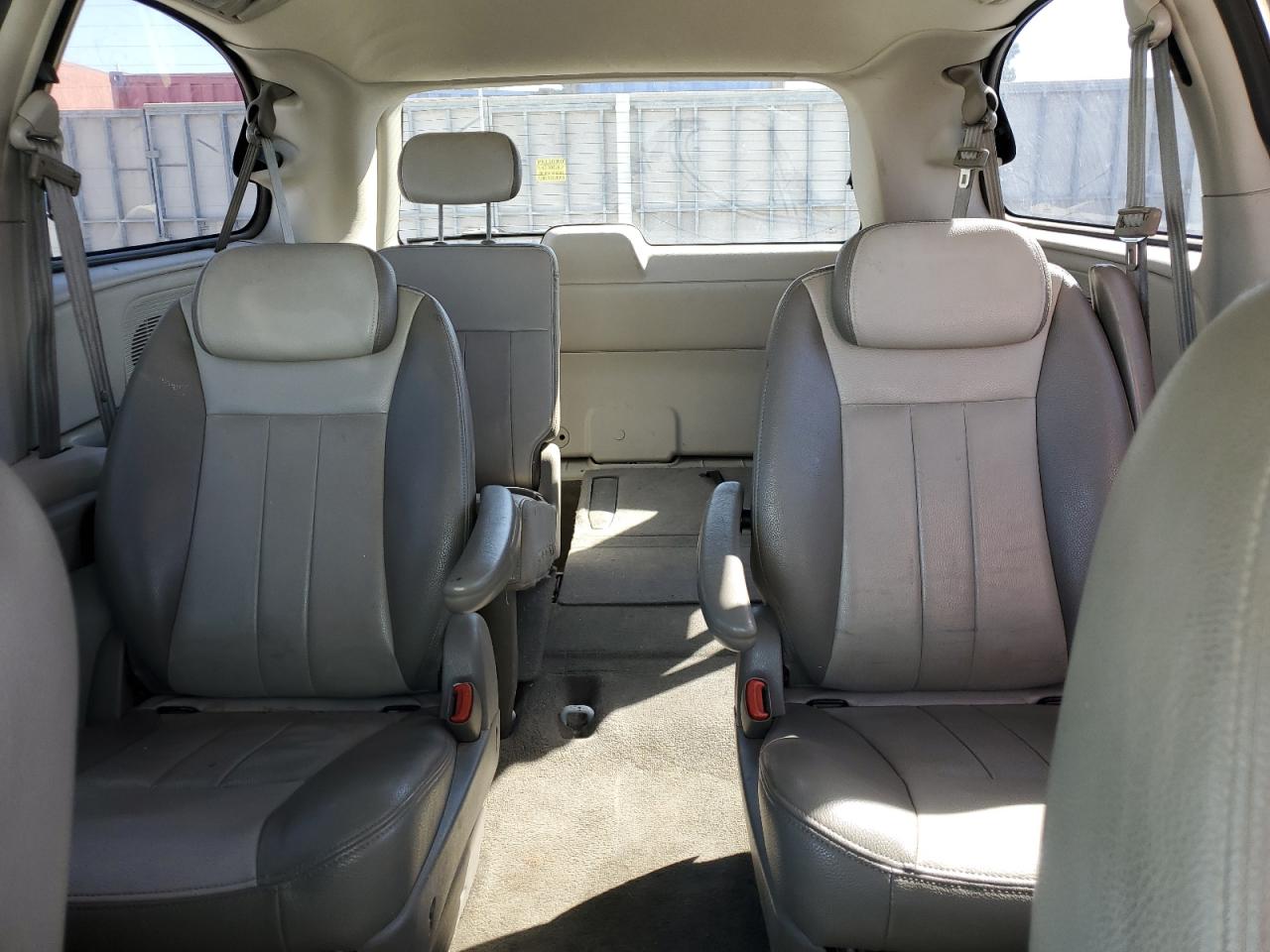 2005 Chrysler Town & Country Touring VIN: 2C4GP54L15R395377 Lot: 47405685