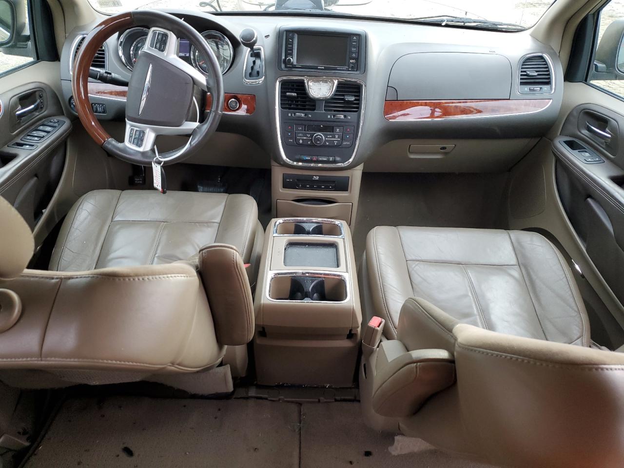 2015 Chrysler Town & Country - Image 8