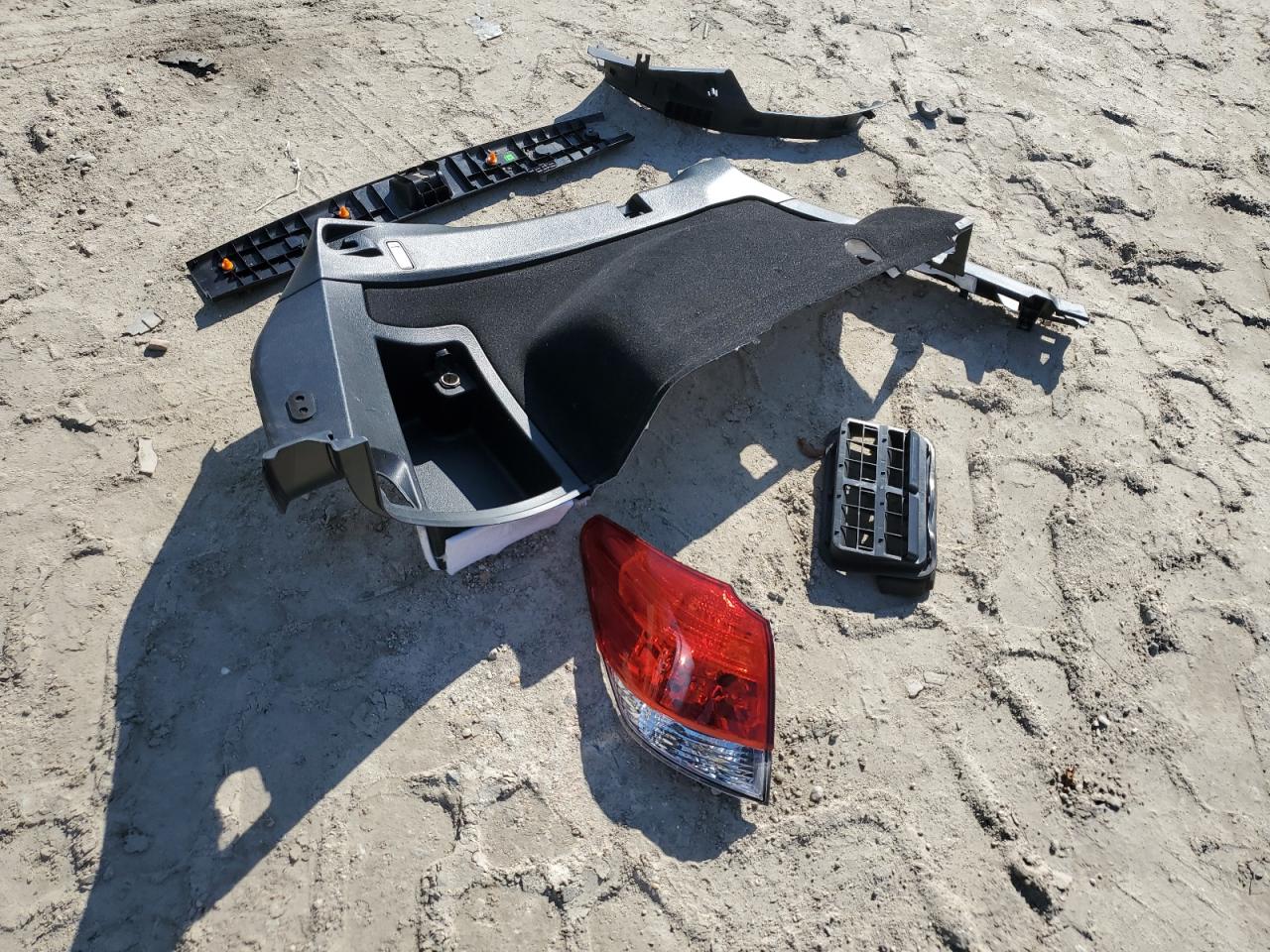 2010 Subaru Outback - Image 12