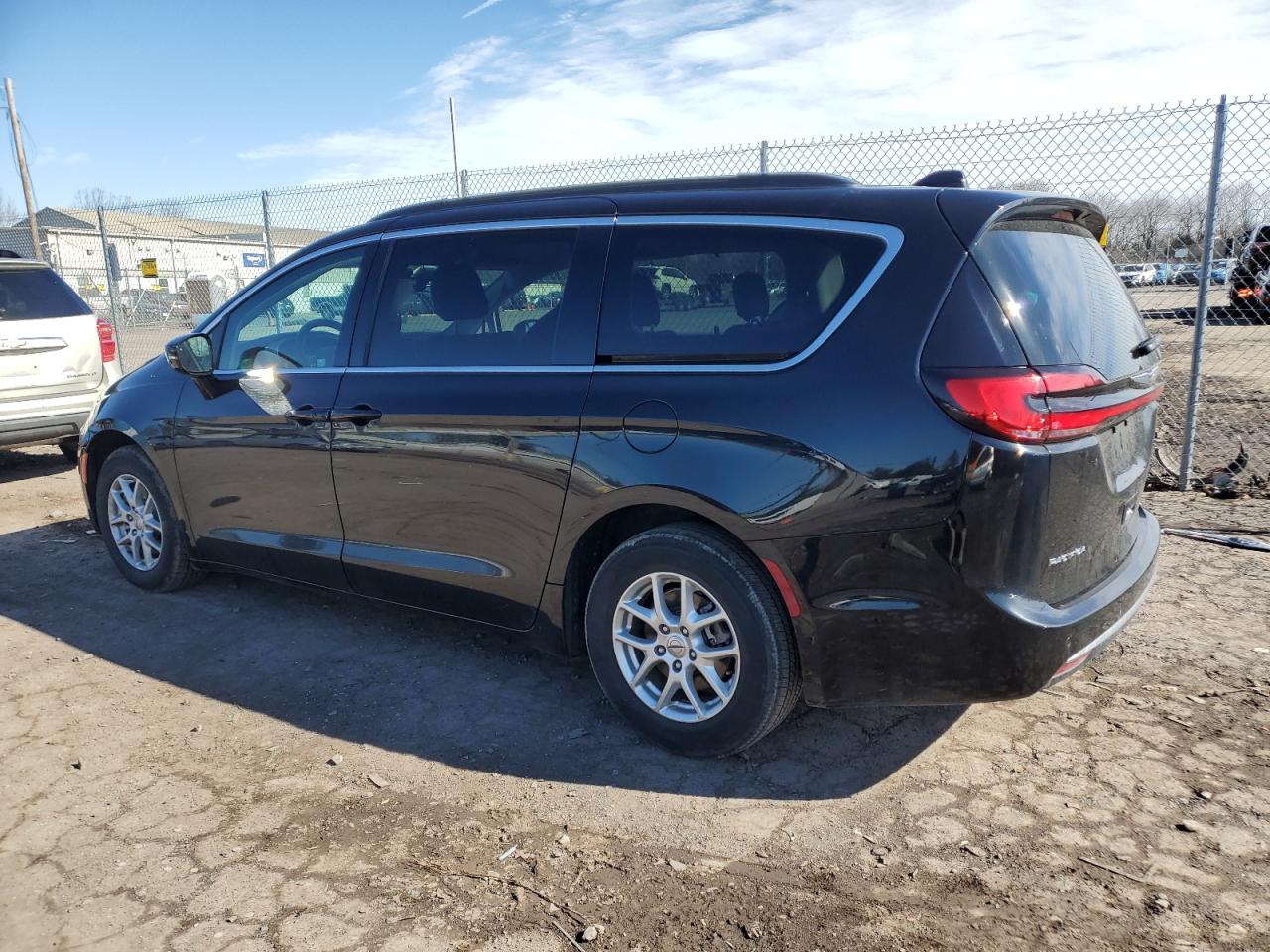 2022 Chrysler Pacifica - Image 2