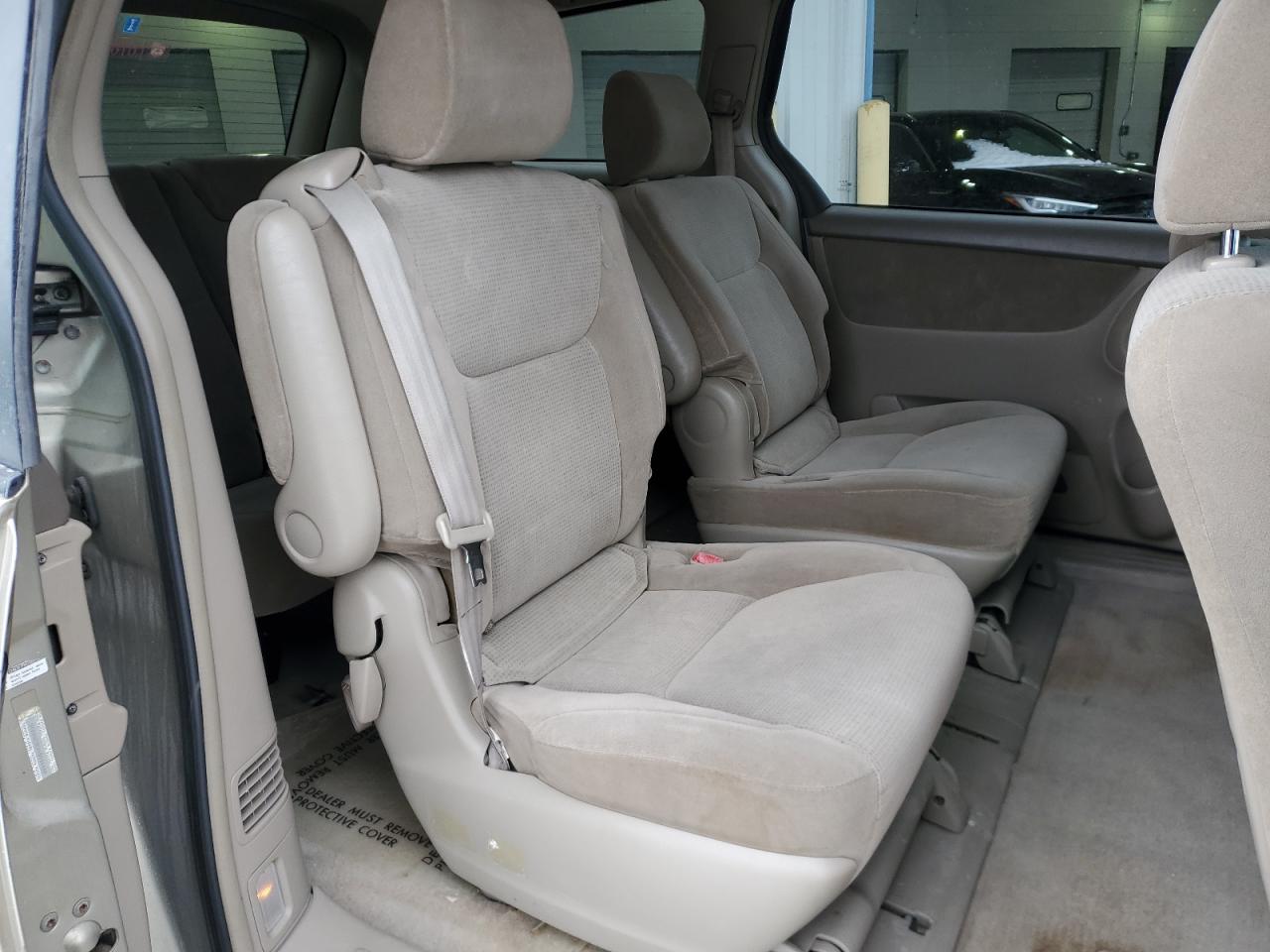 2004 Toyota Sienna - Image 11