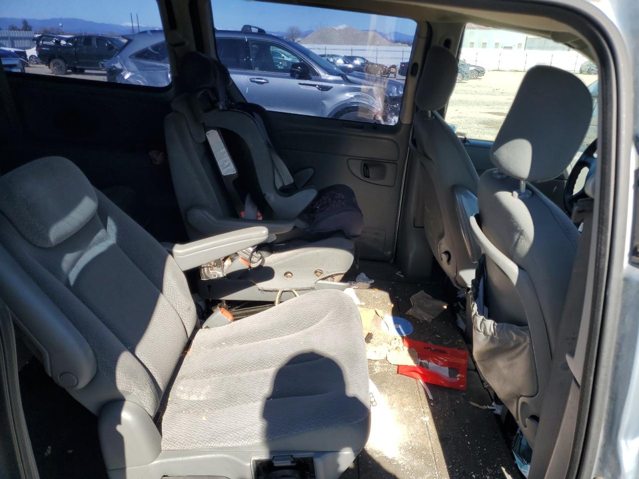 2006 Dodge Caravan - Image 11
