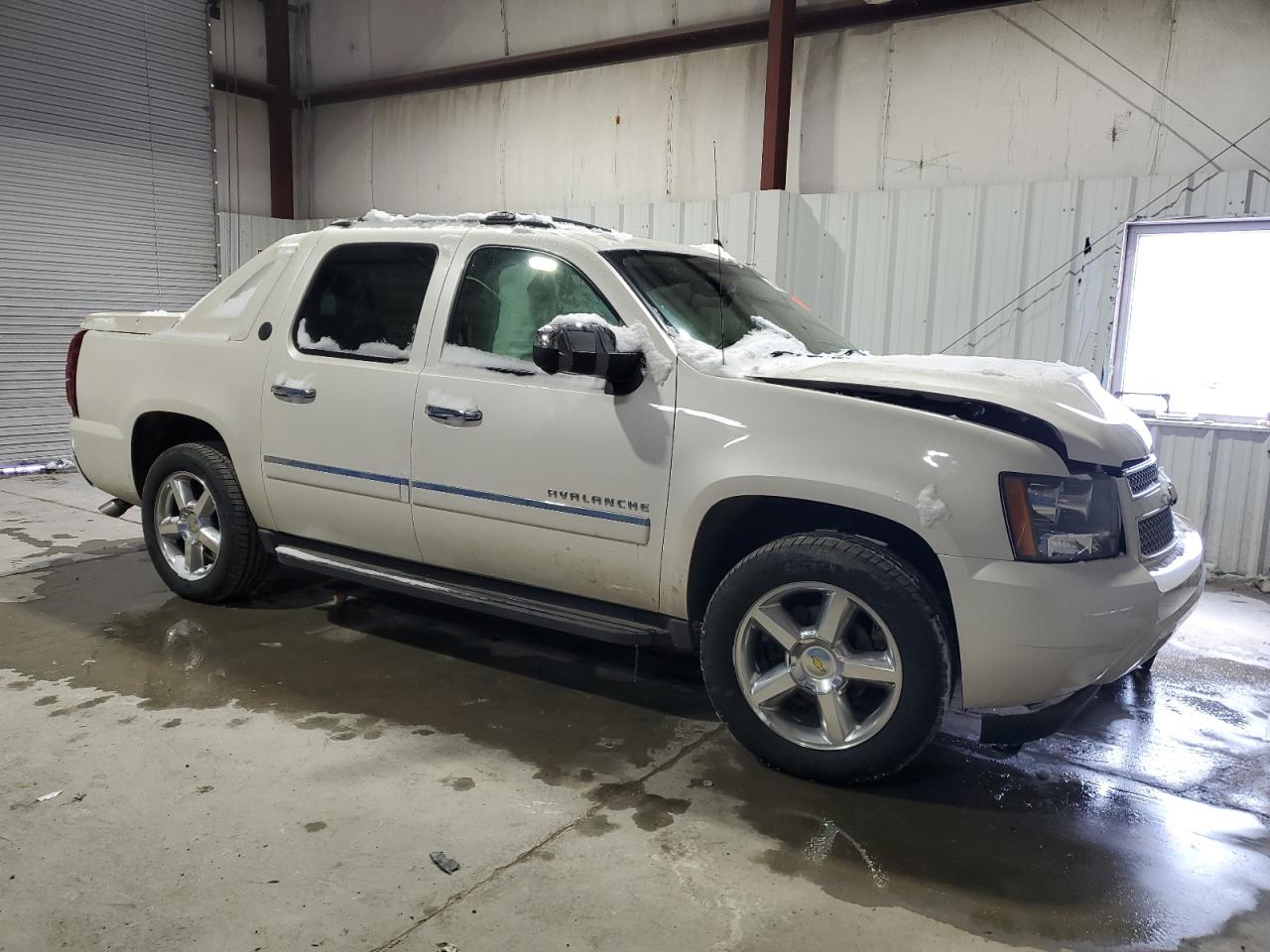 2013 Chevrolet Avalanche - Image 4