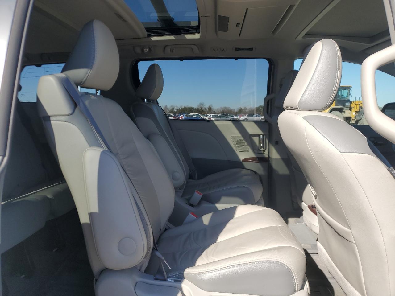 2011 Toyota Sienna - Image 11