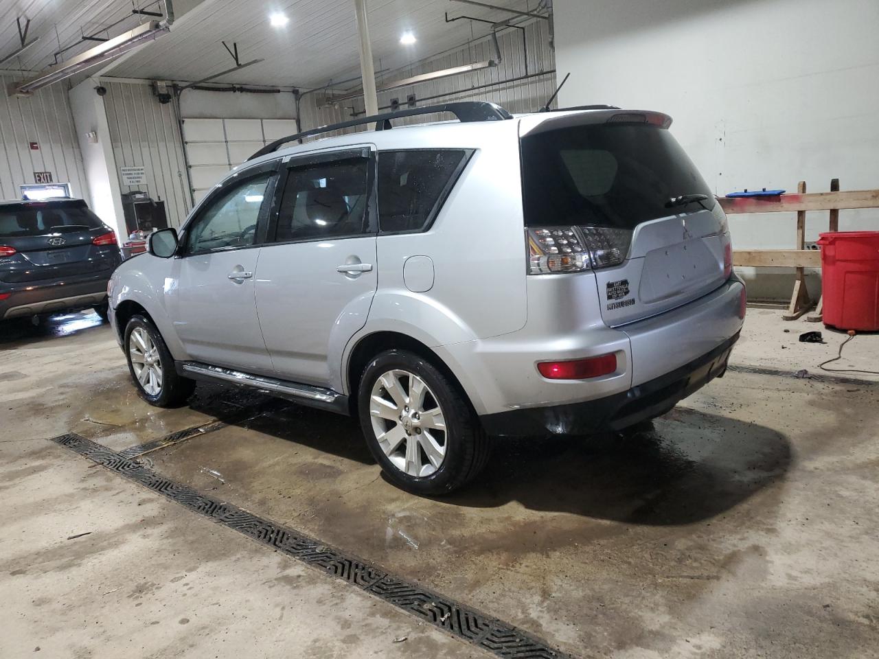 2011 Mitsubishi Outlander - Image 2
