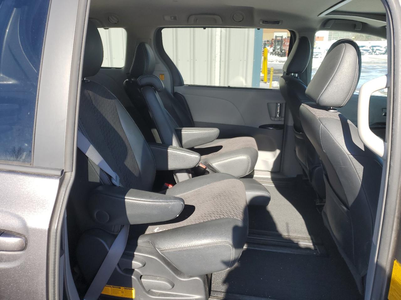2011 Toyota Sienna - Image 11