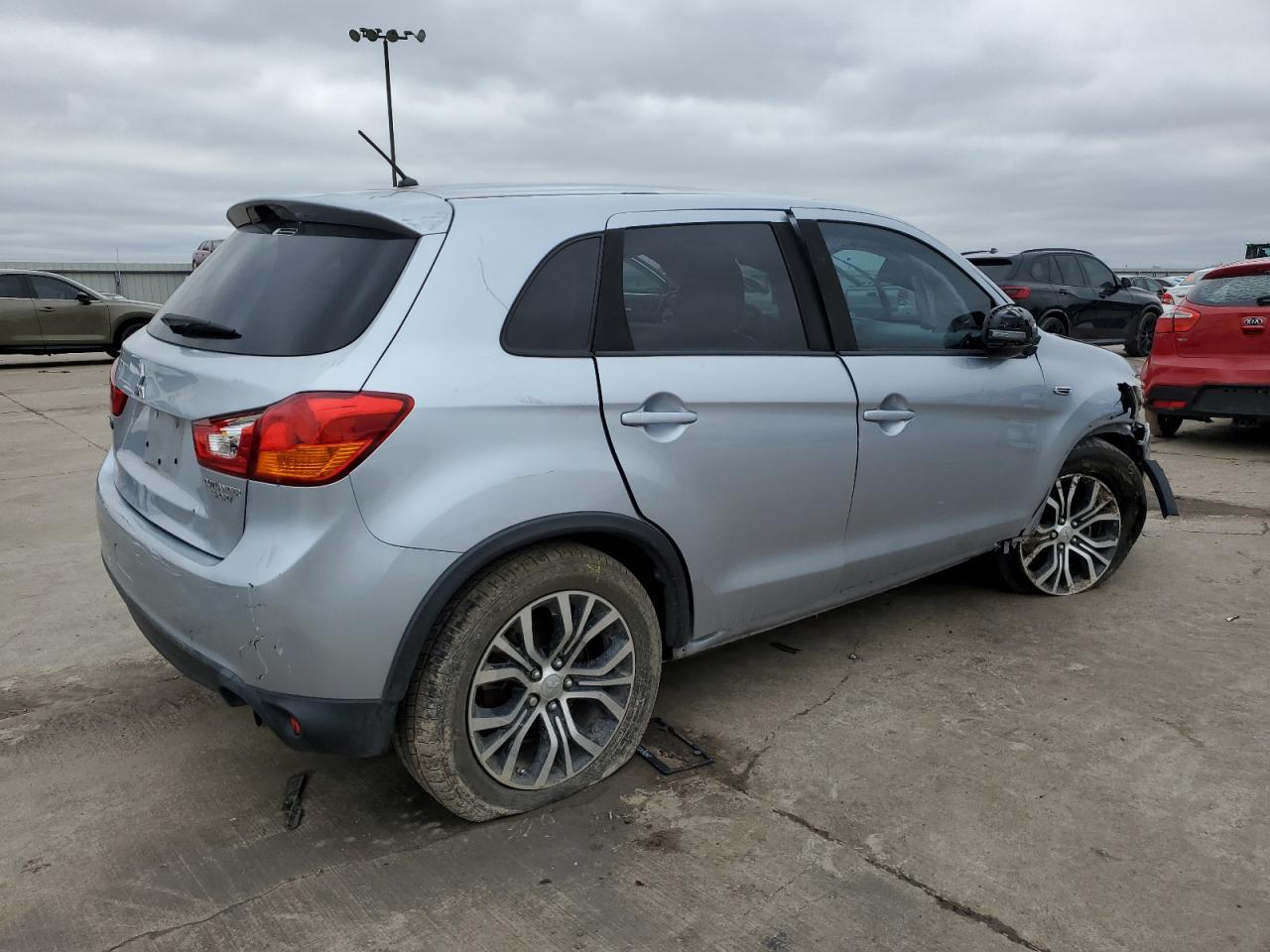 2016 Mitsubishi Outlander - Image 3