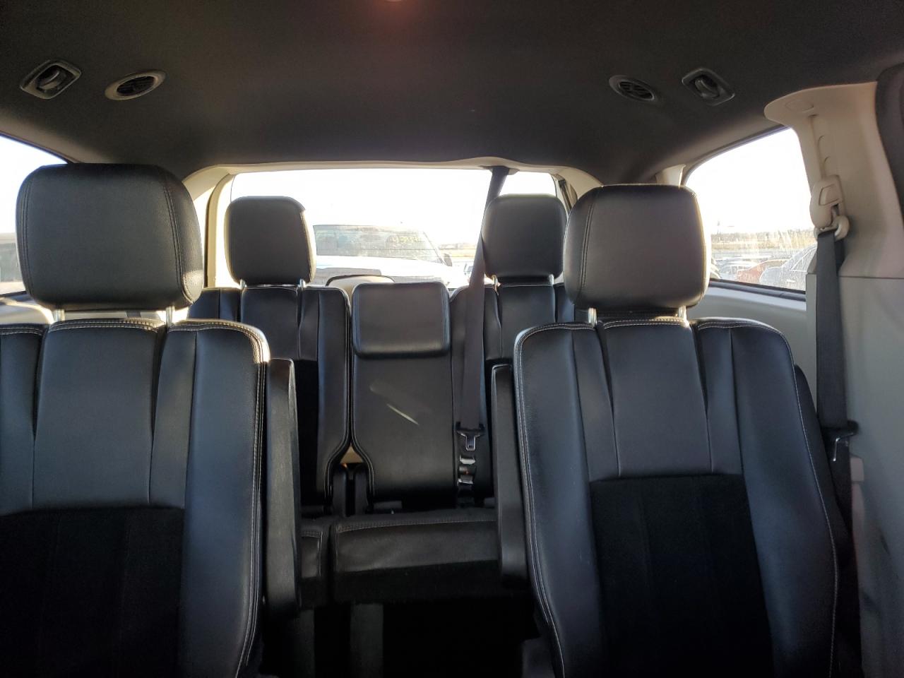 2017 Dodge Caravan - Image 10